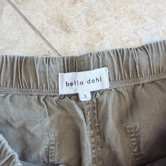 BELLA DAHL | Frayed Edge Cargo Short in Fatigue Green, Size Small - Picture 3 of 8